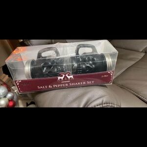 Halloween salt and pepper skull shakers